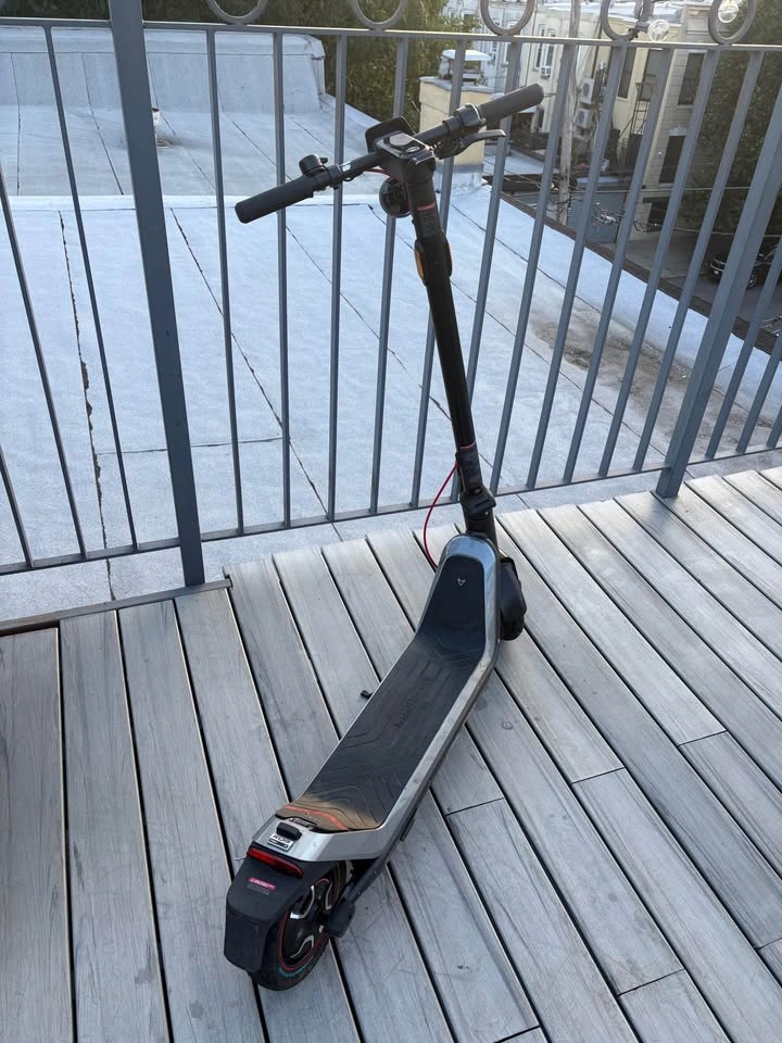 NIU KQi3 Max Foldable Electric Scooter - photo 2