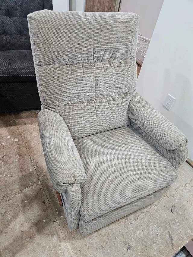 Rocking chair with footrest thumbnail