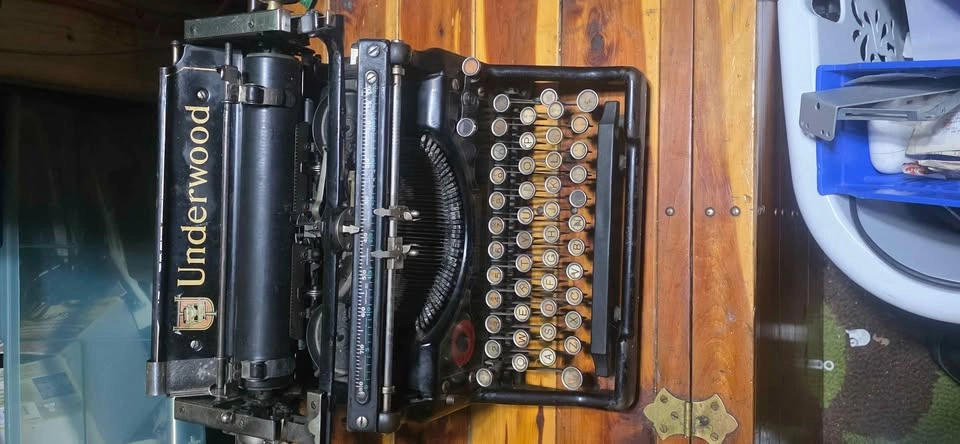 UNDERWOOD Typewriter - photo 2