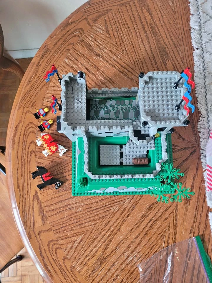 LEGO 6081 King's Mountain Fortress 80% complete