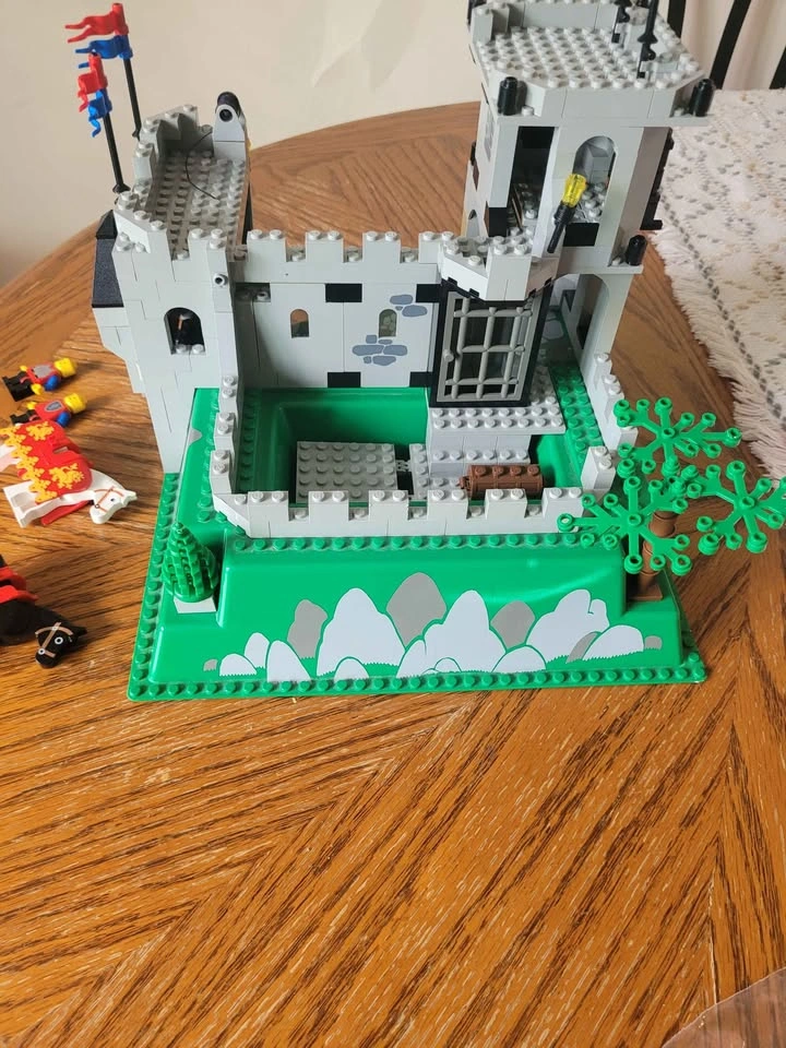 LEGO 6081 King's Mountain Fortress 80% complete - photo 2