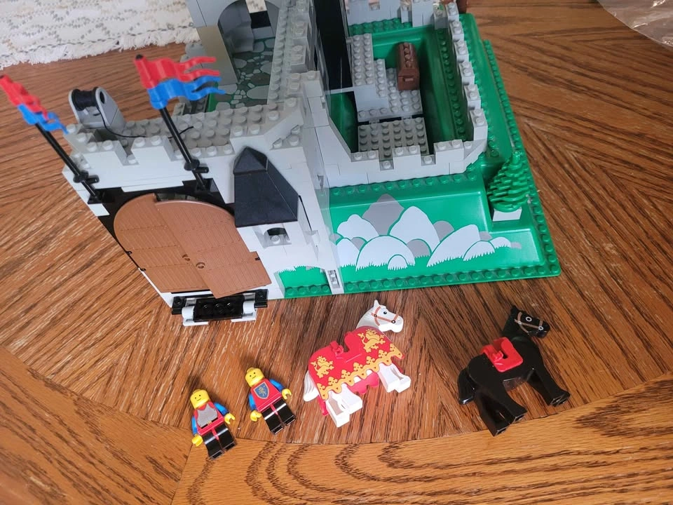 LEGO 6081 King's Mountain Fortress 80% complete - photo 3