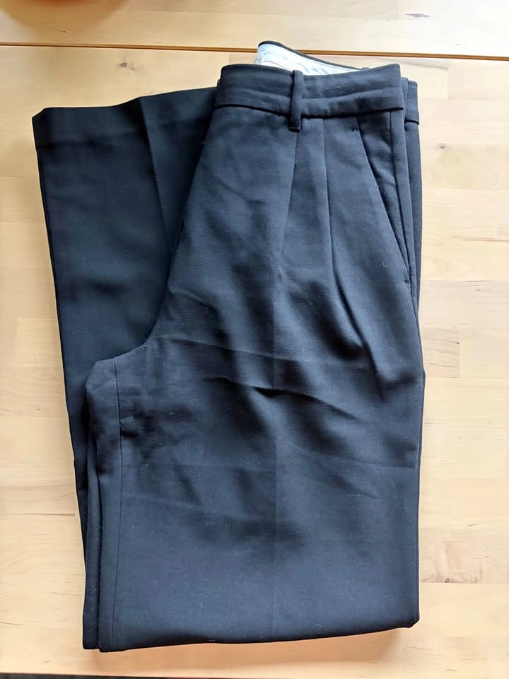 Aritzia Effortless Pants (size 8) Black