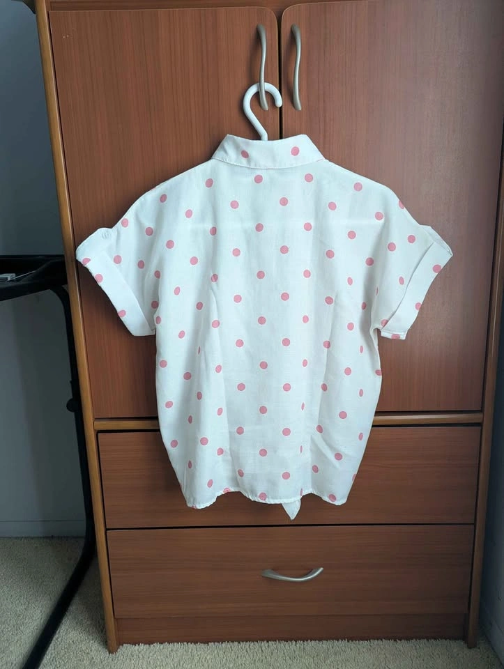 White with pink polka dots button-down tie-front shirt size M - photo 2