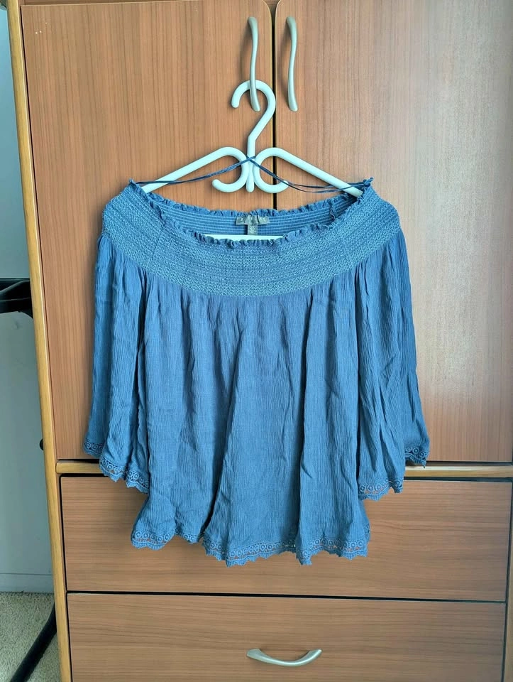 Highline Collection blue off the shoulder cropped shirt size L