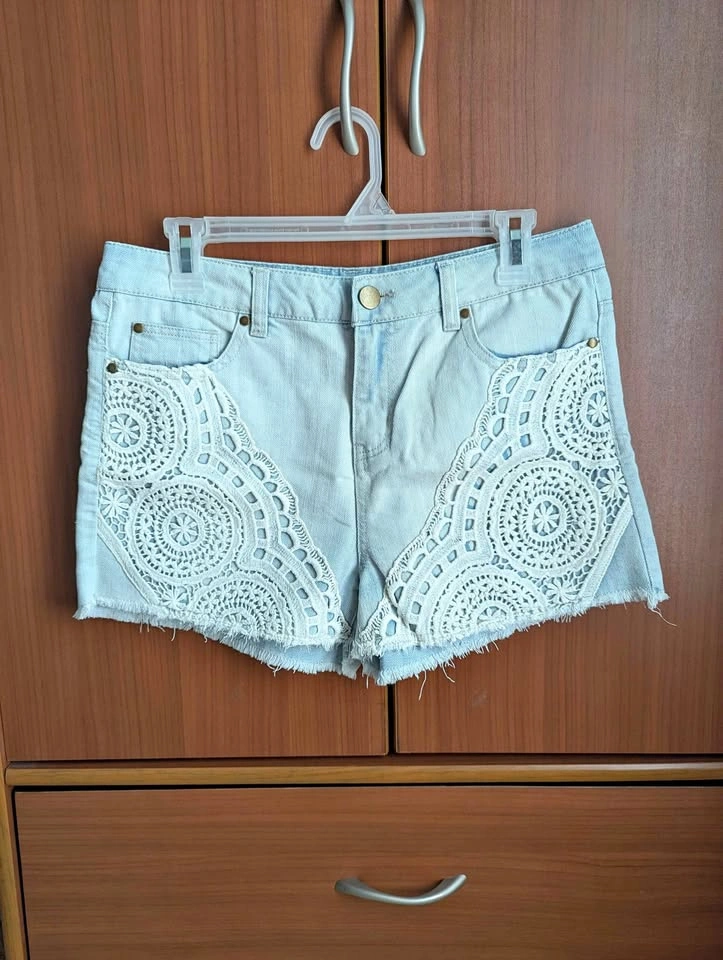 Design Lab high-waisted jean shorts size 28
