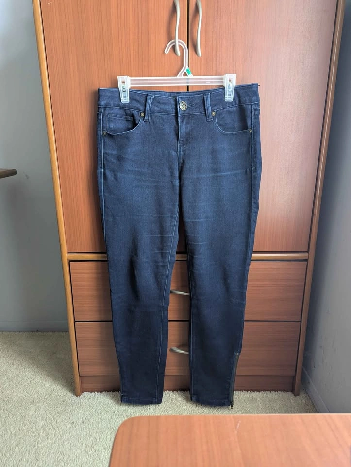 Guess Emma Fit medium rise jegging size 29 (fits large)