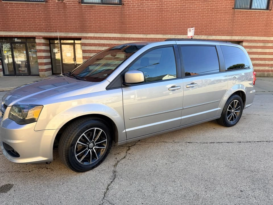2017 Dodge Caravan Passenger SXT Minivan 4D - photo 2
