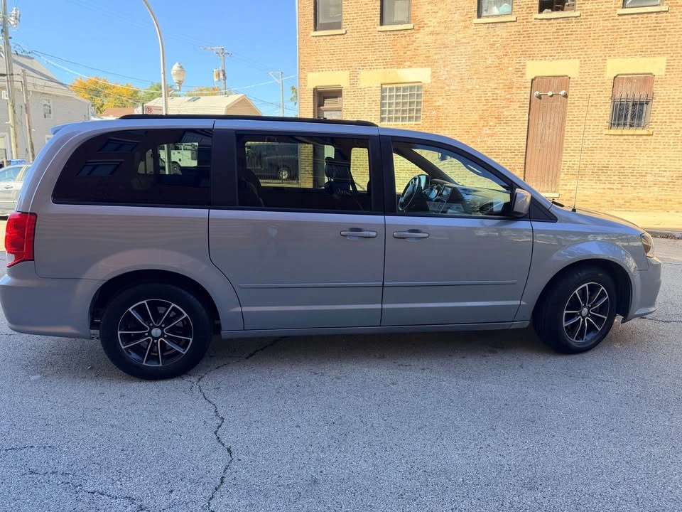 2017 Dodge Caravan Passenger SXT Minivan 4D - photo 4