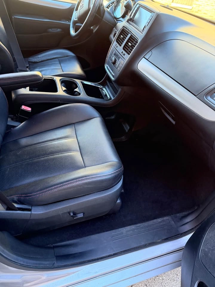 2017 Dodge Caravan Passenger SXT Minivan 4D - photo 5