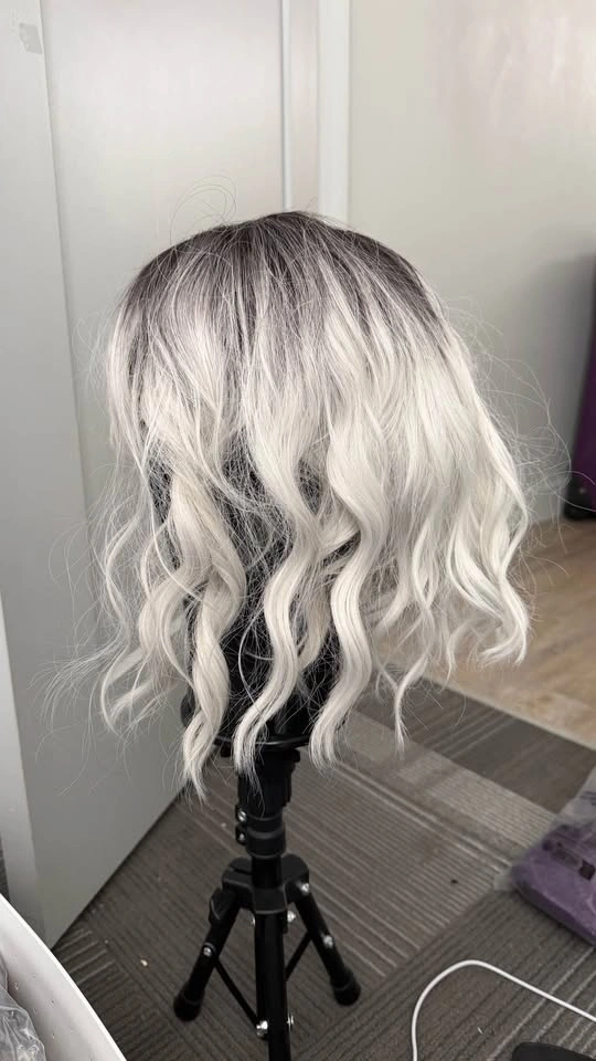 Platinum ombre wavy wig with bangs - photo 2