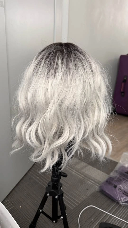 Platinum ombre wavy wig with bangs - photo 3