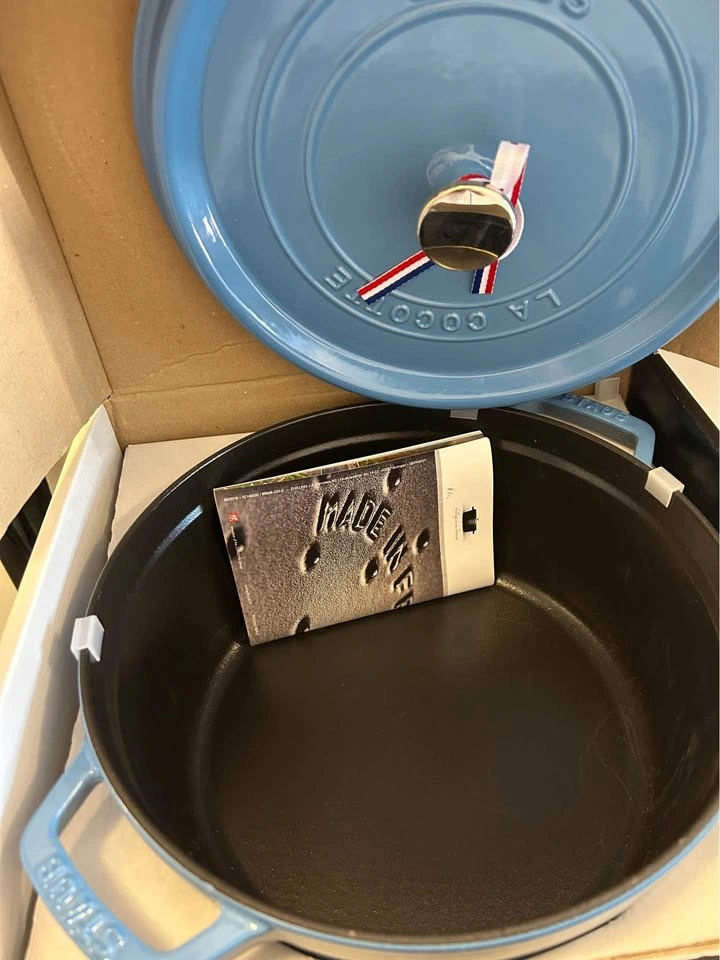 BRAND NEW-Staub 5.25 L Cast Iron Round Cocotte - Ice Blue