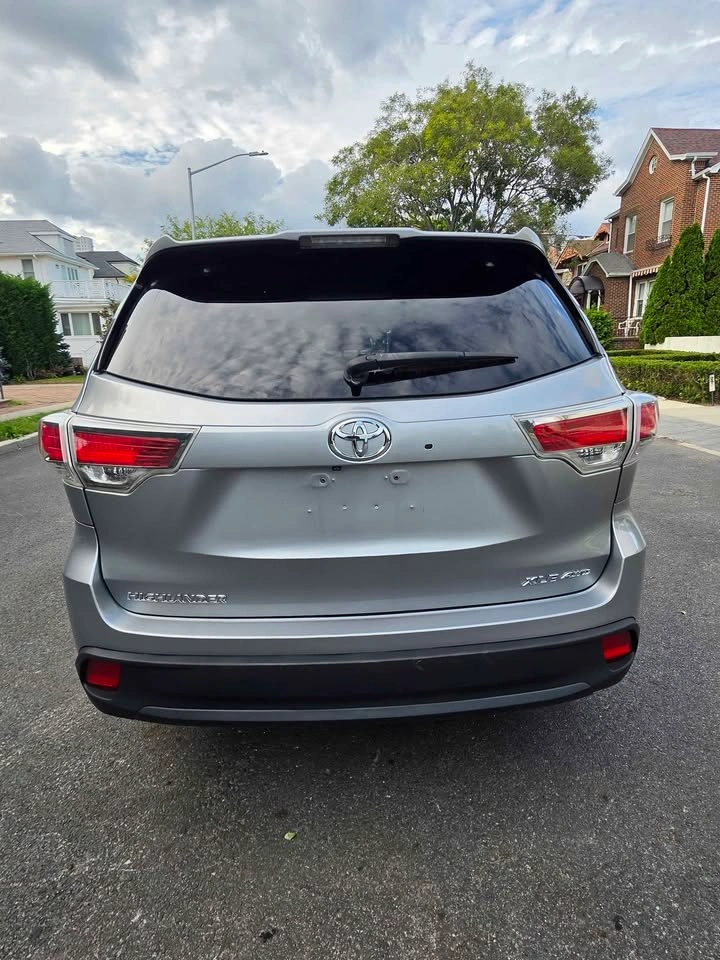 2015 Toyota Highlander · XLE Sport Utility 4D - photo 4