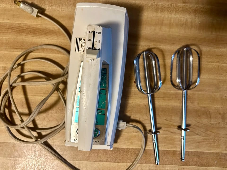 Vintage Sunbeam Mixmaster 3-Speed Electric Hand Mixer - photo 2
