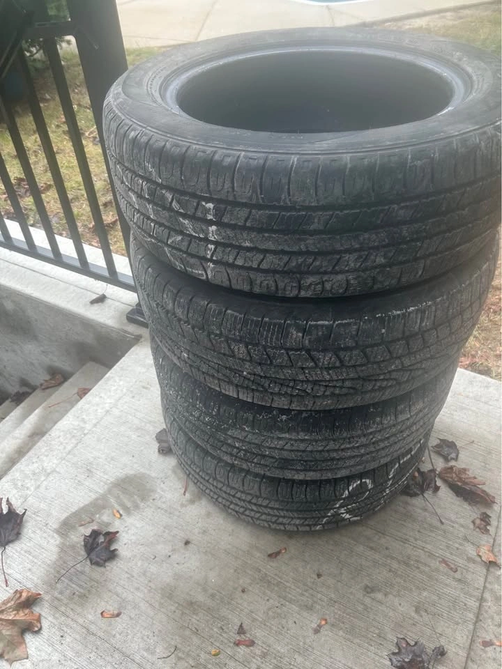 Set of 4 All-Season Tires - photo 2