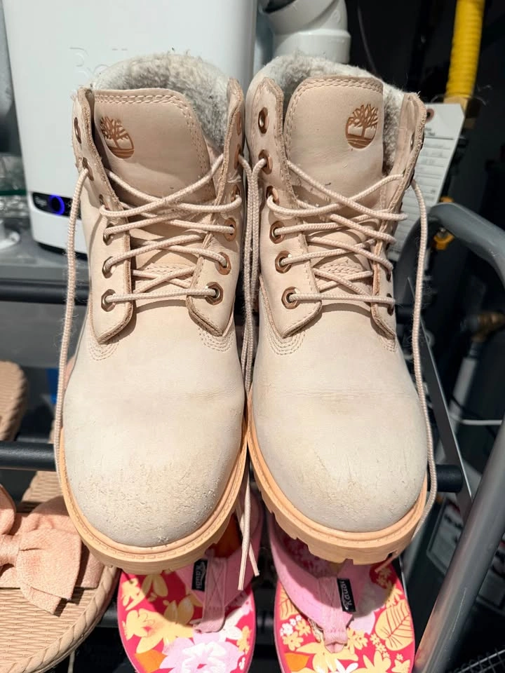 Pink Women Timberlands Size 8 - photo 3