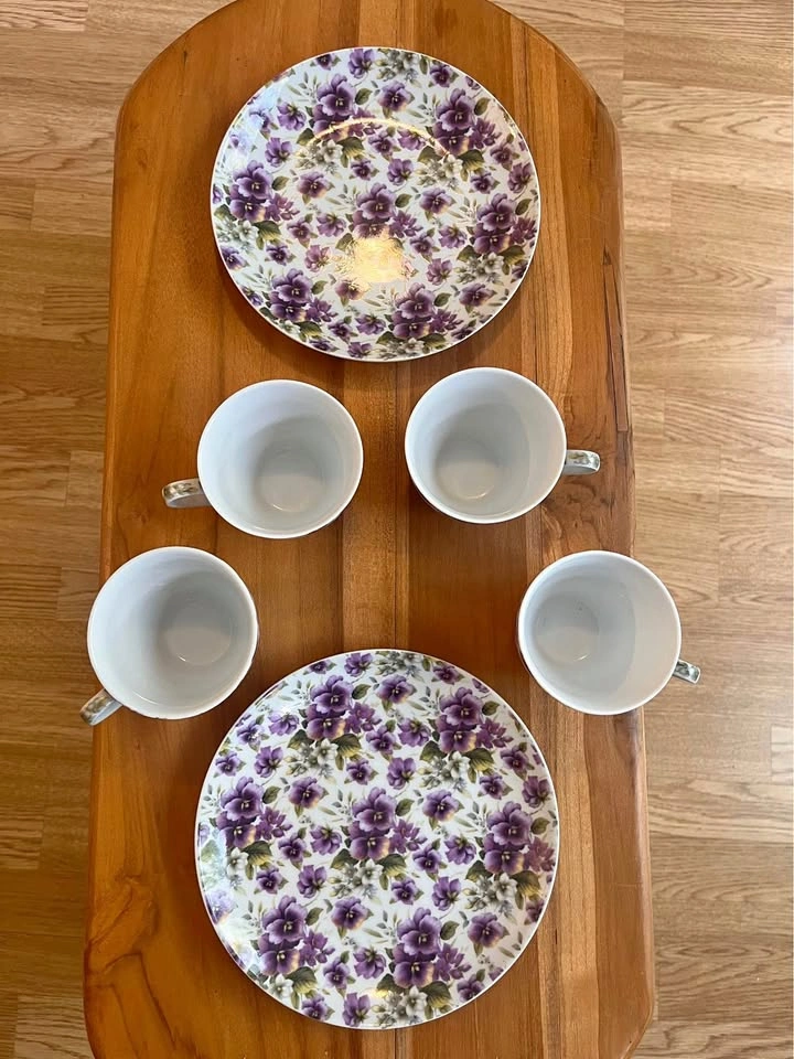 Purple Pansy Chintz Set: 4 Cups & 2 Plates, Stokes Elegance