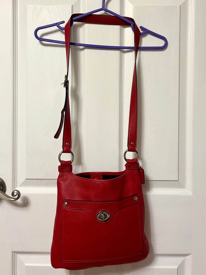 Authentic Coach Red Leather Crossbody Bag - Excellent Condition - photo 3
