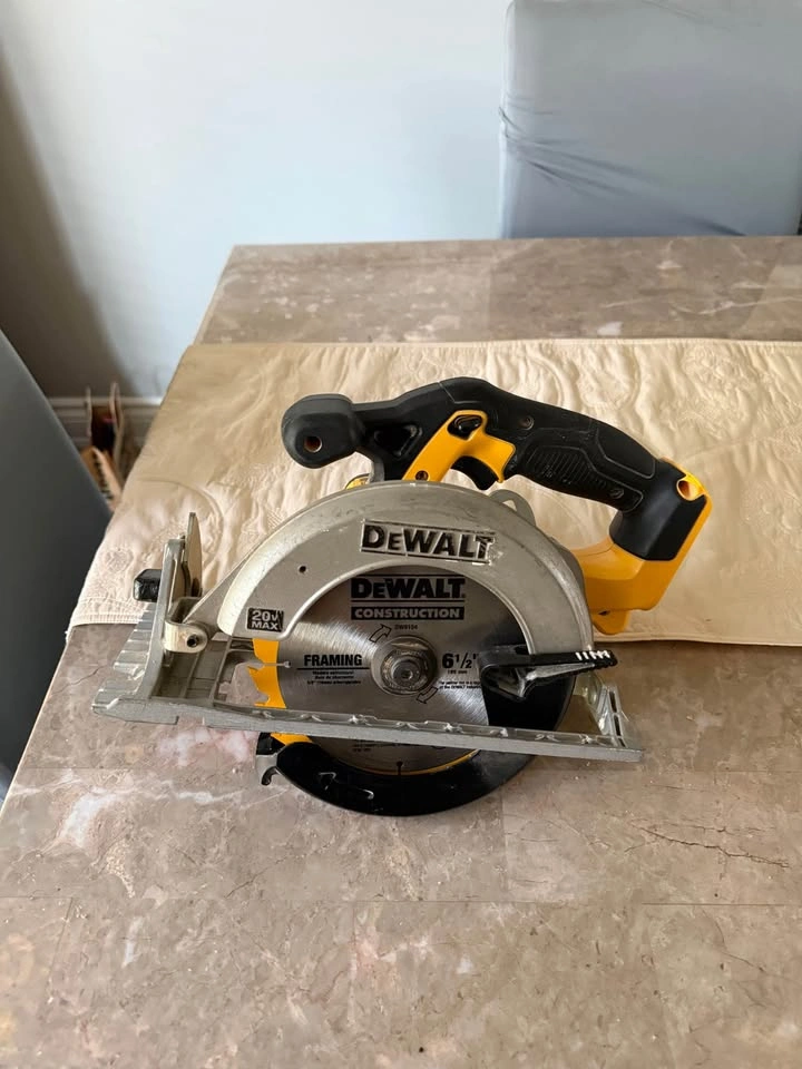DEWALT 20V MAX Lithium-Ion Cordless 6.5 inch Circular Saw - photo 2