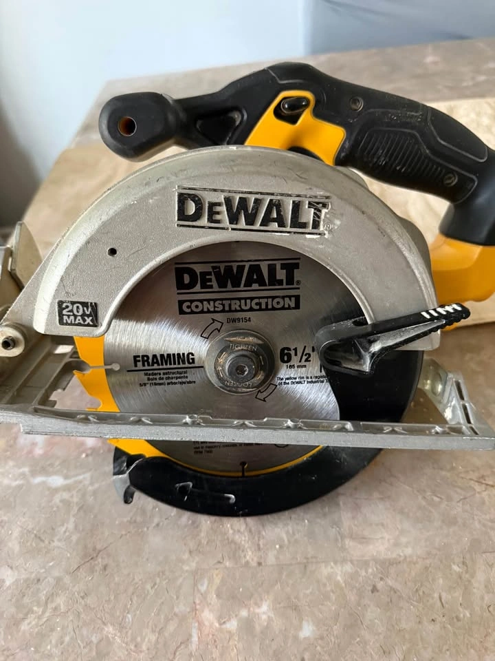 DEWALT 20V MAX Lithium-Ion Cordless 6.5 inch Circular Saw - photo 3