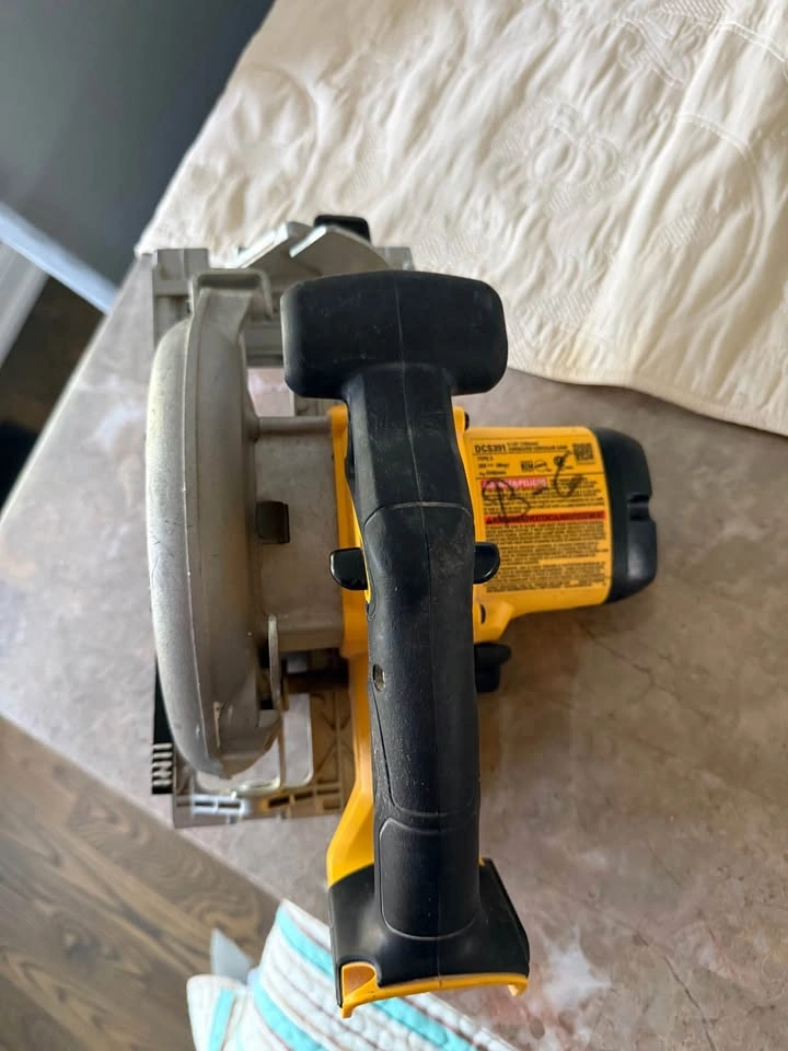 DEWALT 20V MAX Lithium-Ion Cordless 6.5 inch Circular Saw - photo 4