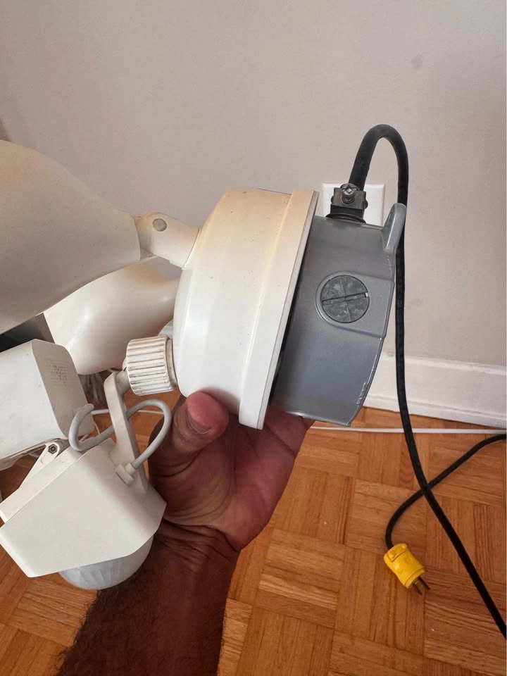 Wyze Camera Floodlight including electrical box connection - photo 2