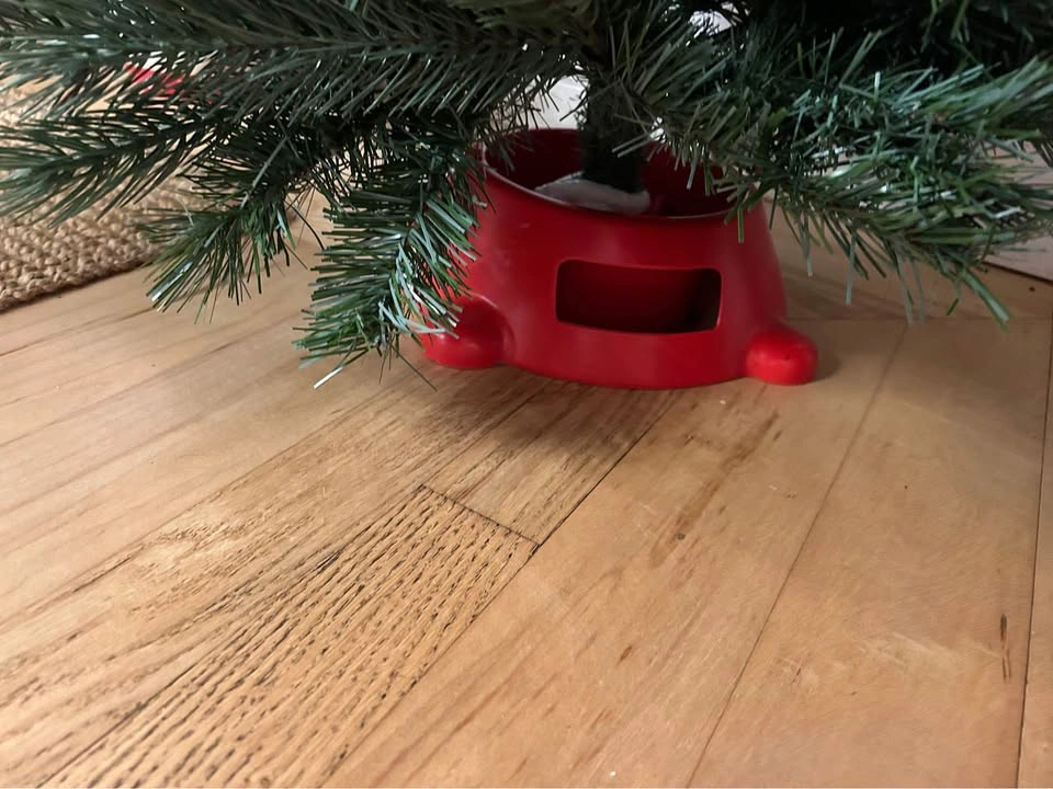 Very realistic looking 32“ Artificial Christmas Tree with Red Ba - photo 2