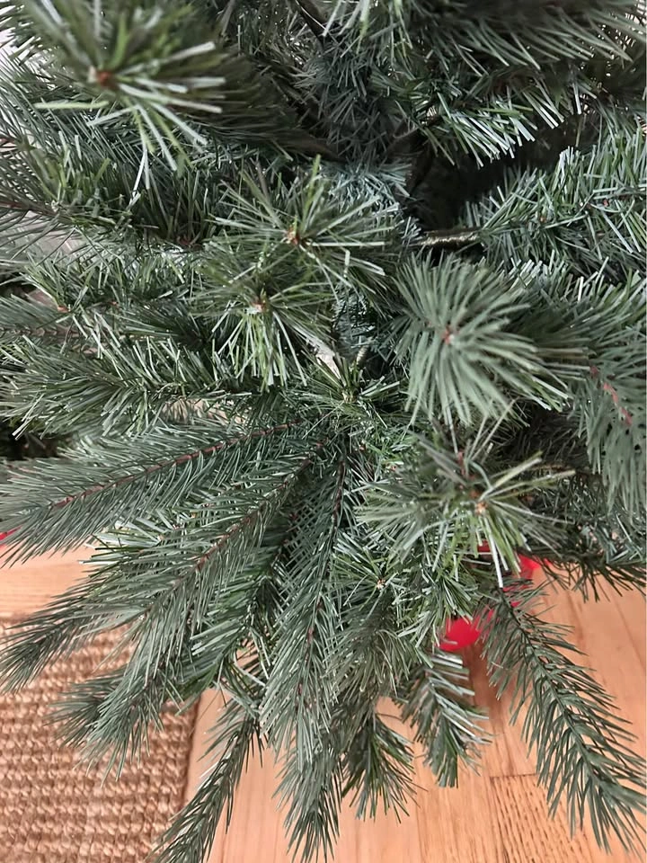 Very realistic looking 32“ Artificial Christmas Tree with Red Ba - photo 3