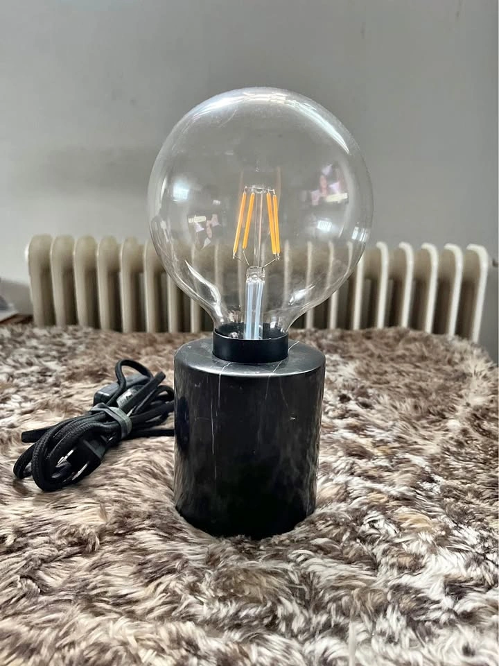 Lightbulb lamp