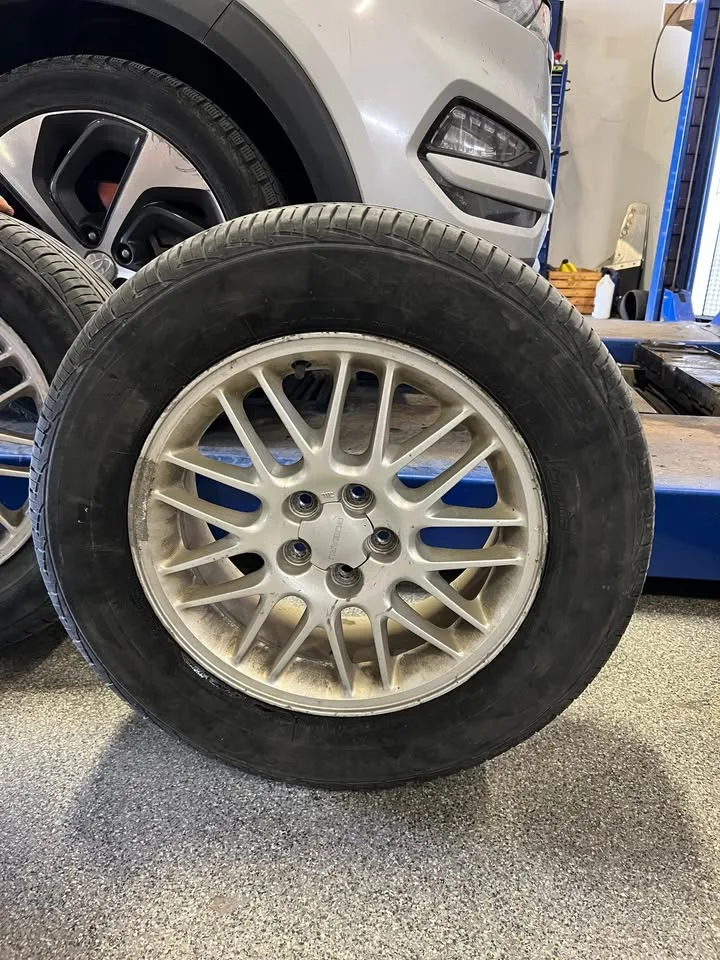 Full set of rims and tires image indicator(4)