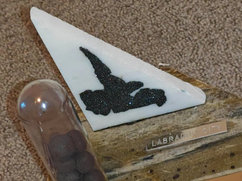 Labrador City Stone Desk Ornament Pen Holder Mining Memorabilia - photo 5