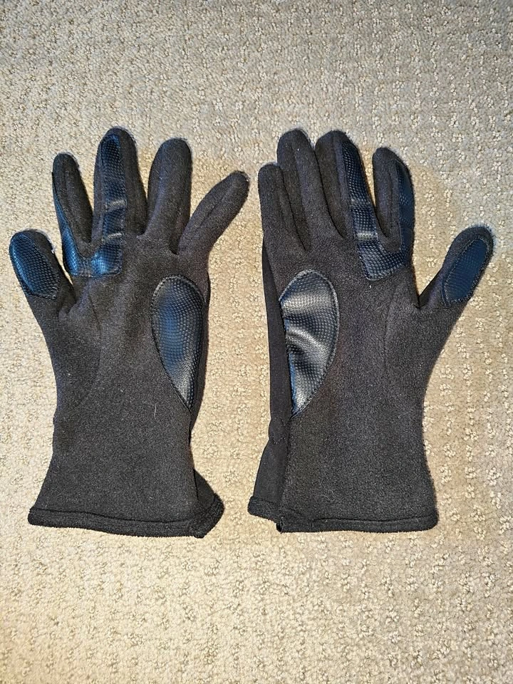 Women's Black Winter / Sport Gloves - Size: Large (Medium Fit)