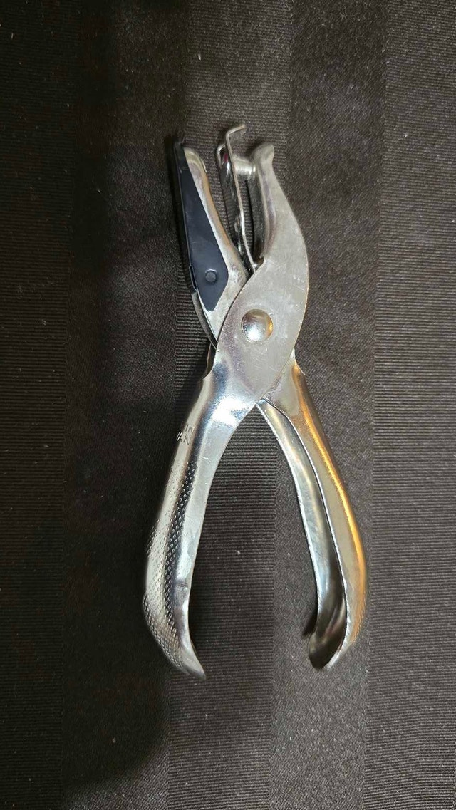 Swingline Handheld Single Hole Punch