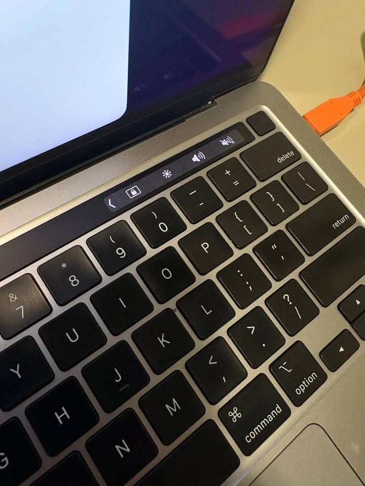 Apple MacBook Pro - 16GB RAM, 1TB Storage (Great Condition) - photo 4