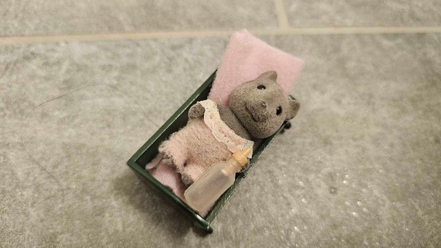 Sylvanian Families Heather Thistlethorn Baby Cot