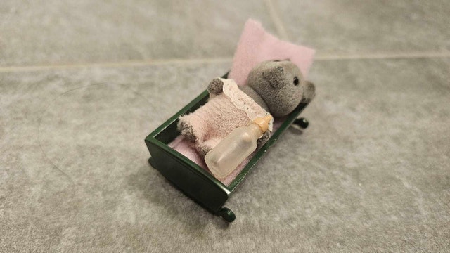 Sylvanian Families Heather Thistlethorn Baby Cot - photo 2