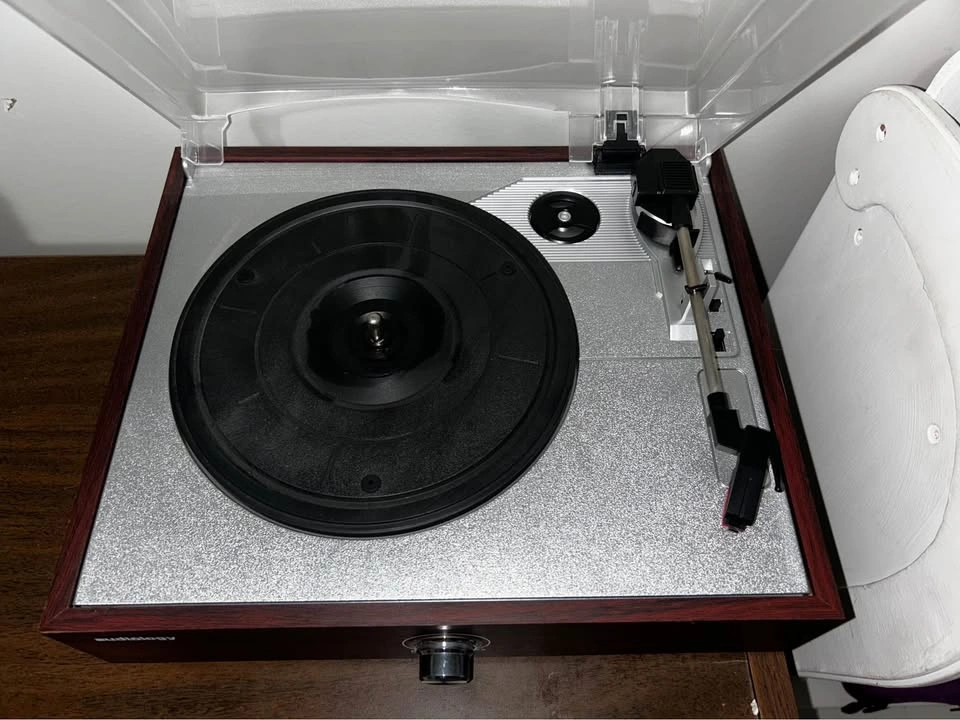 Vintage Style Wood Grain Record Player + 3 Vinyl Albums - photo 2