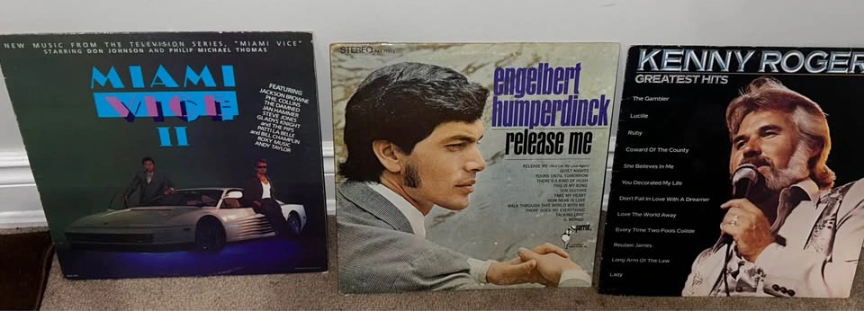 Vintage Style Wood Grain Record Player + 3 Vinyl Albums - photo 3