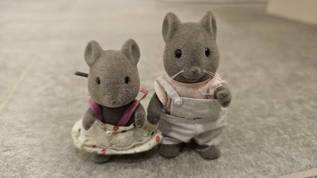 Sylvanian Families Thistlethorn Grey Mouse Father & Girl