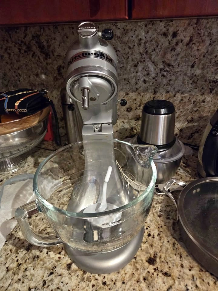 The KitchenAid KSM105 (5-Quart Glass Bowl)