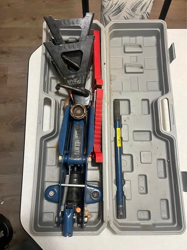 2-Ton Floor Jack and jack stand with cover