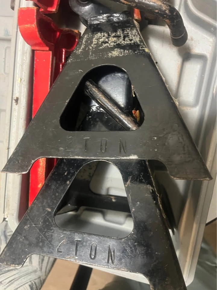 2-Ton Floor Jack and jack stand with cover - photo 3
