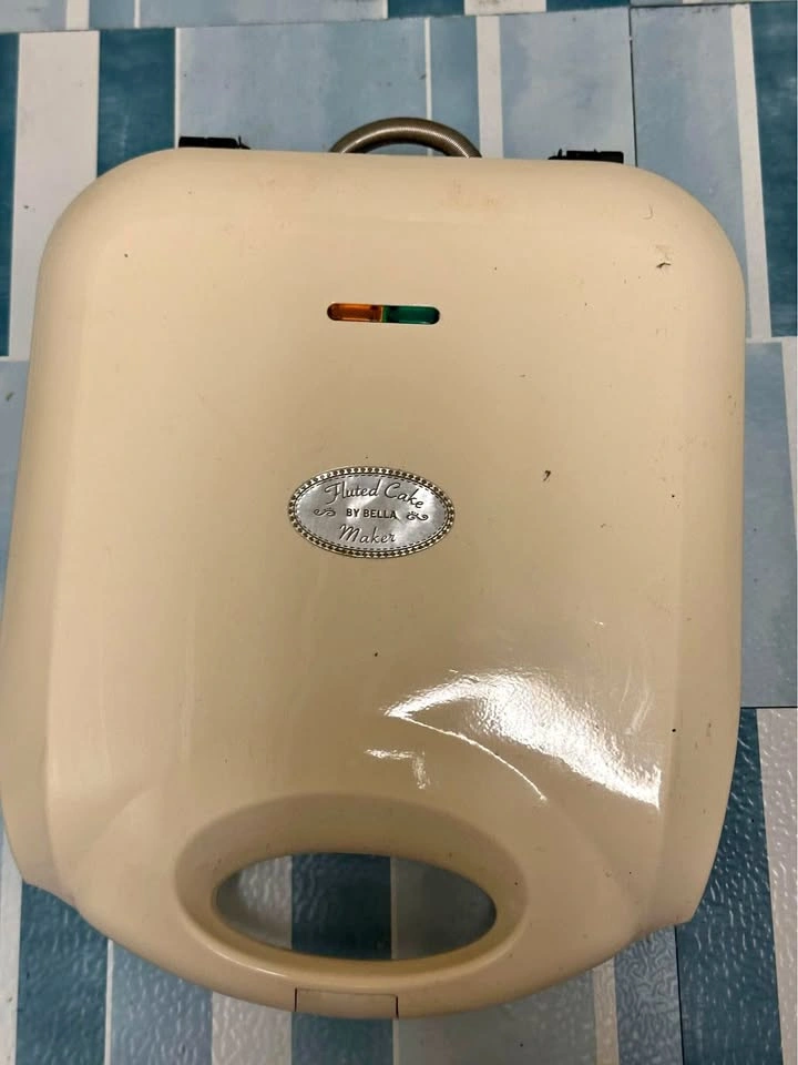 Non stick BELLA Fluted Bundt Style Cake Maker