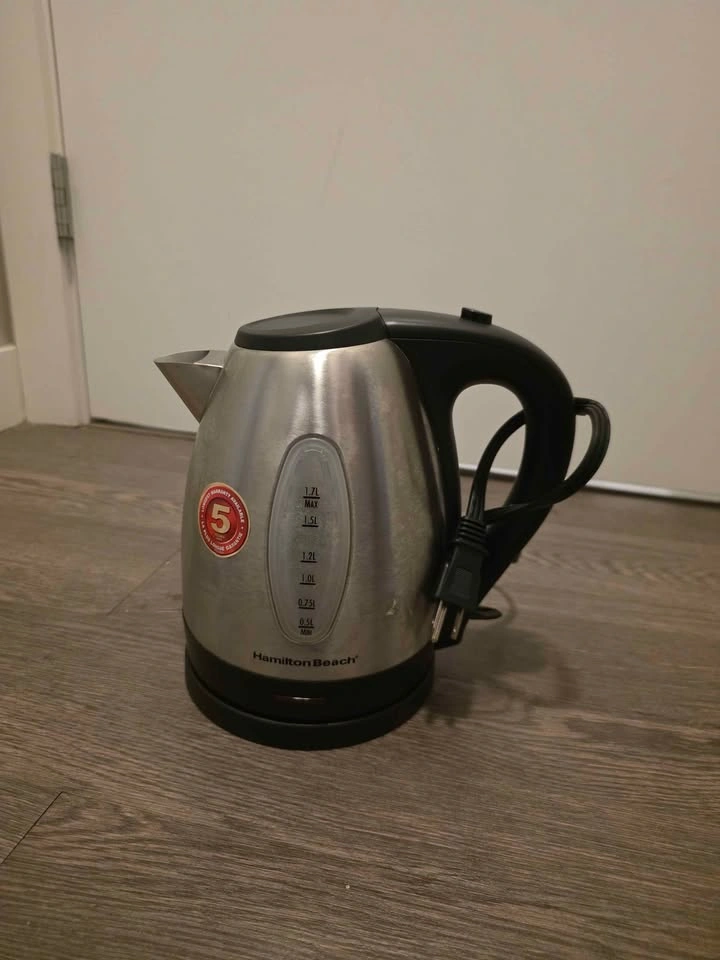 Hamilton Beach 1.7L Stainless Steel Electric Kettle – Barely Use - photo 3