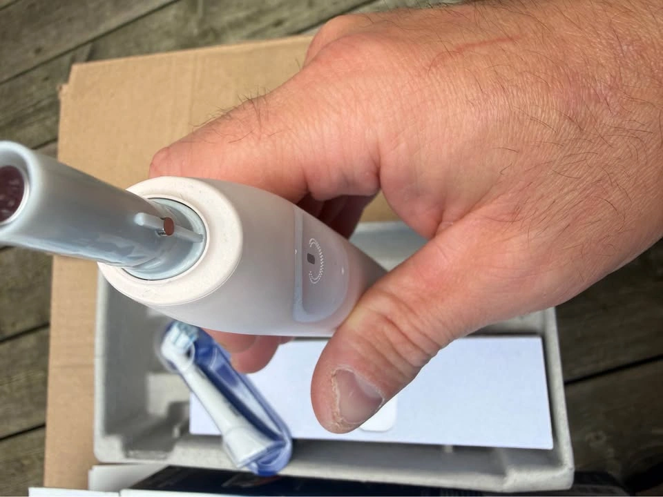 Oral-B iO Series 2 Rechargeable Toothbrush - photo 2