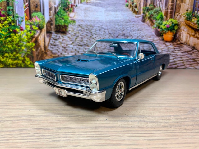 1:18 1965 Pontiac GTO Hurst Edition diecast model New with Box