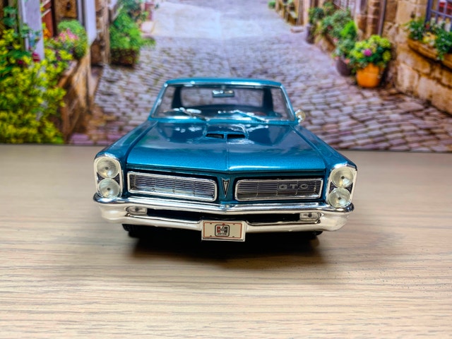 1:18 1965 Pontiac GTO Hurst Edition diecast model New with Box - photo 2