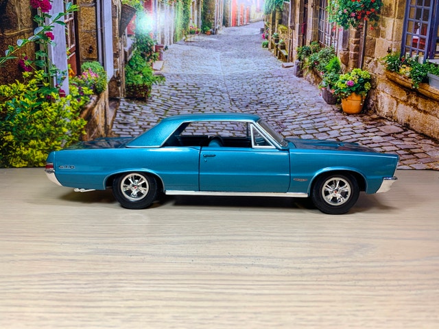 1:18 1965 Pontiac GTO Hurst Edition diecast model New with Box - photo 3