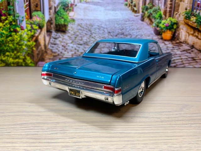 1:18 1965 Pontiac GTO Hurst Edition diecast model New with Box - photo 4